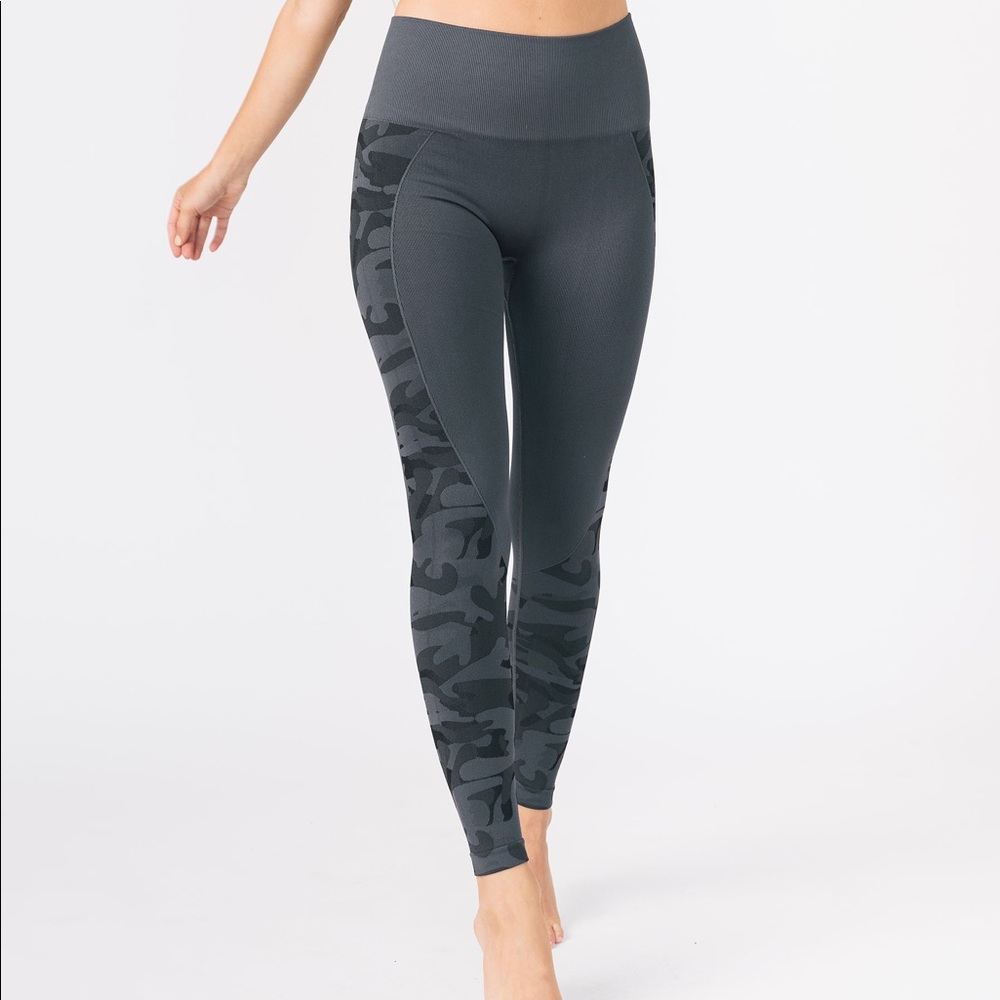 Zyia Gray Camo Performance Leggings small